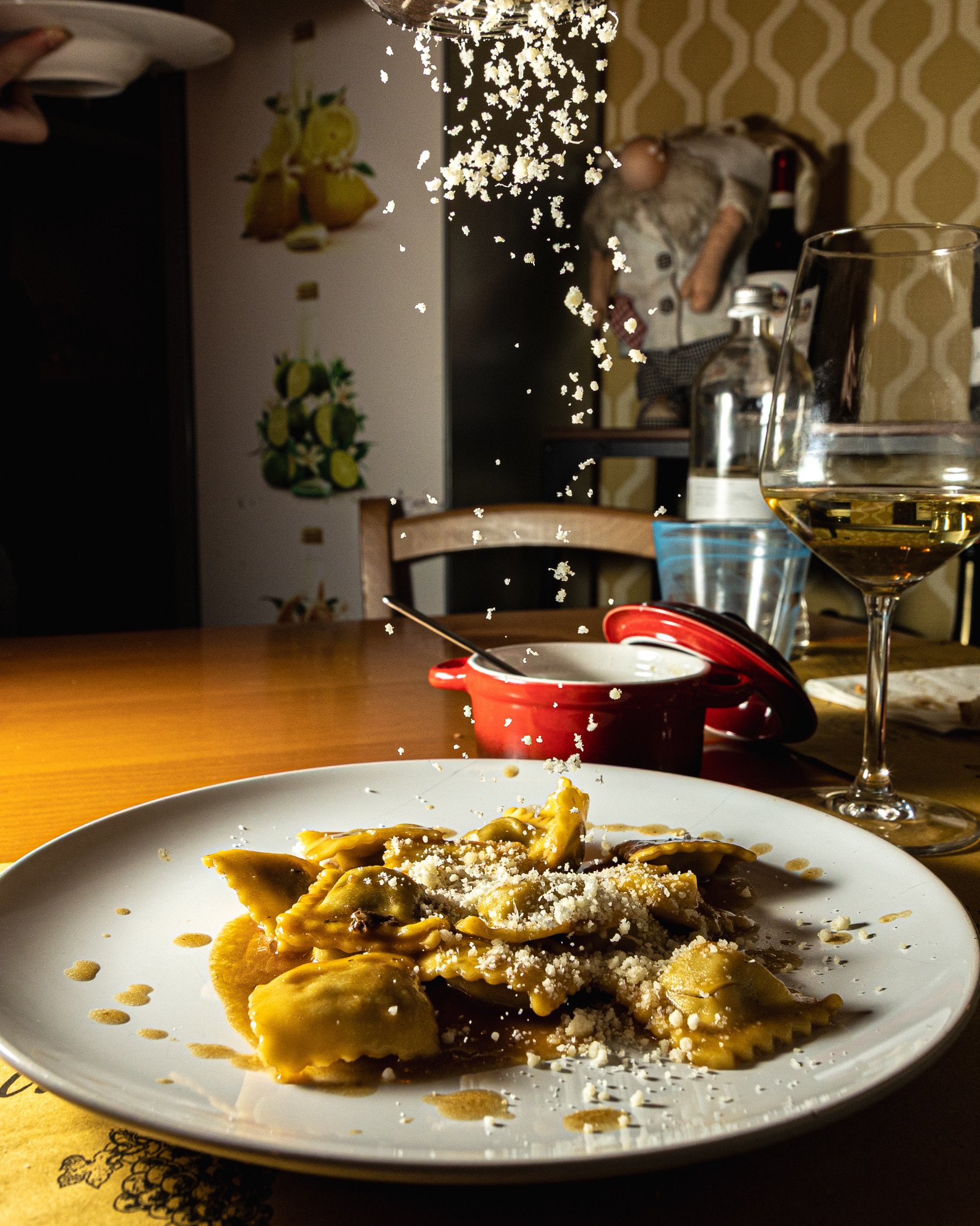 Agnolotti del plin con formaggio grattugiato al momento