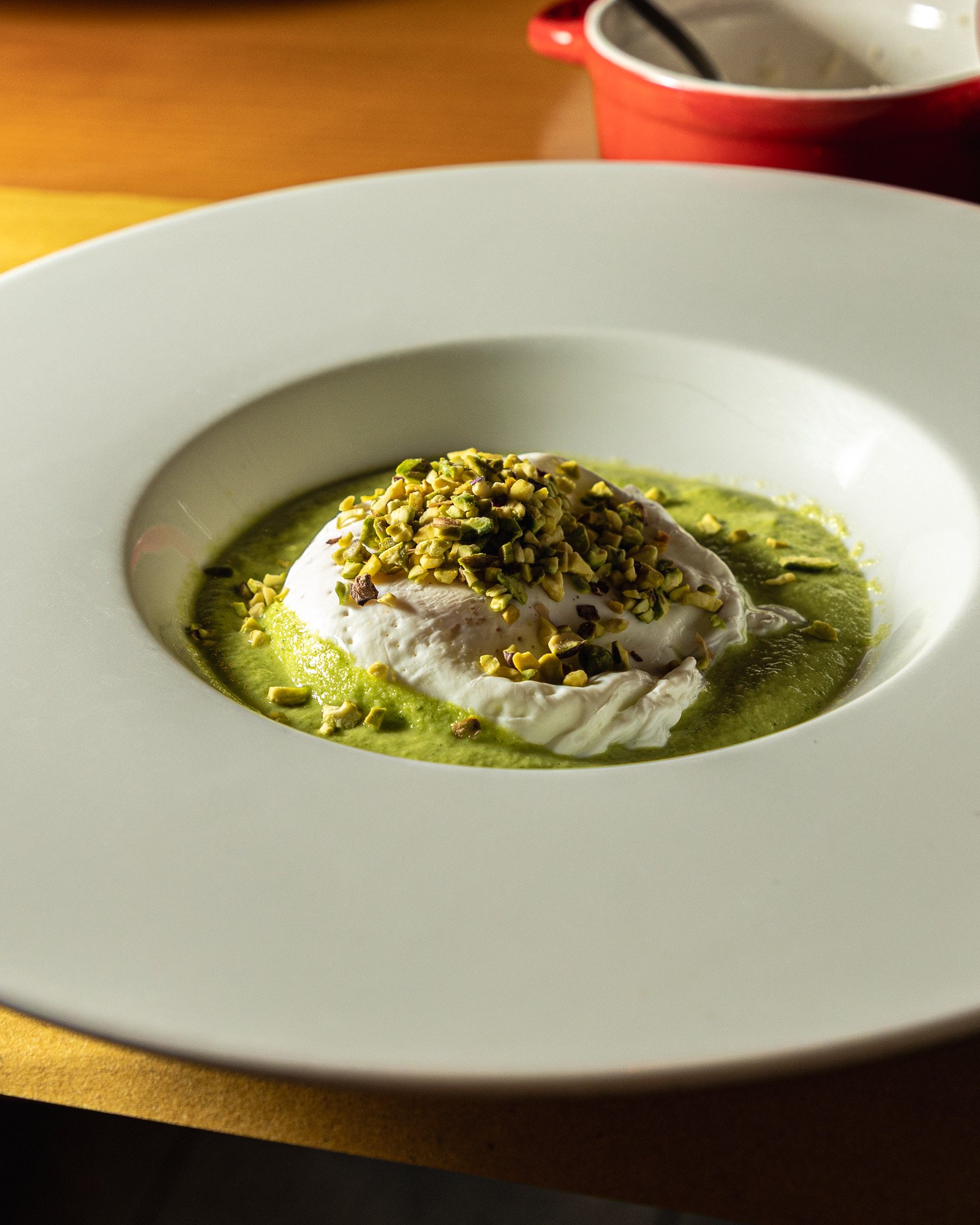 Piatto di stagione con purea verde e pistacchio